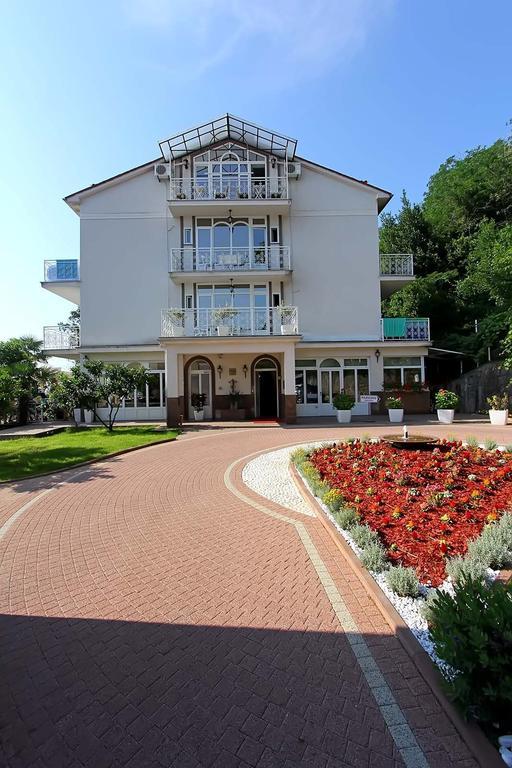 Hotel Stanger Ловран Экстерьер фото